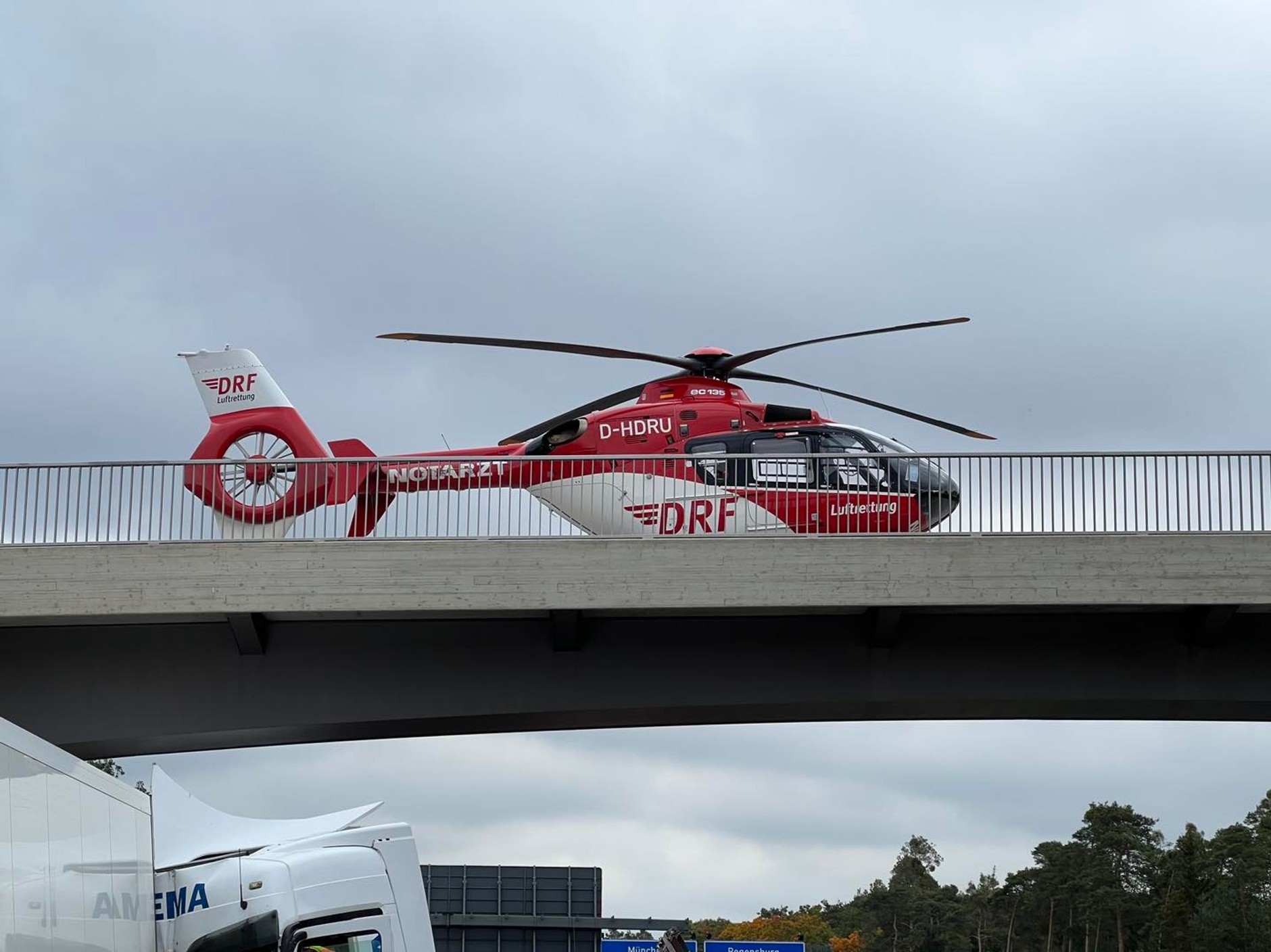 Na niemieckiej autostradzie A3 zderzyło się sześć ciężarówek