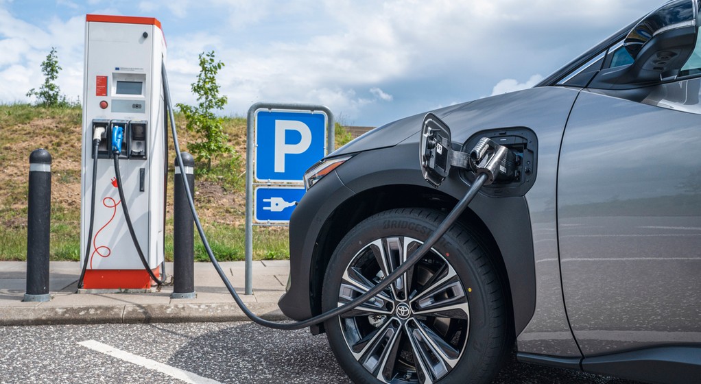 Ładowanie elektrycznej Toyoty