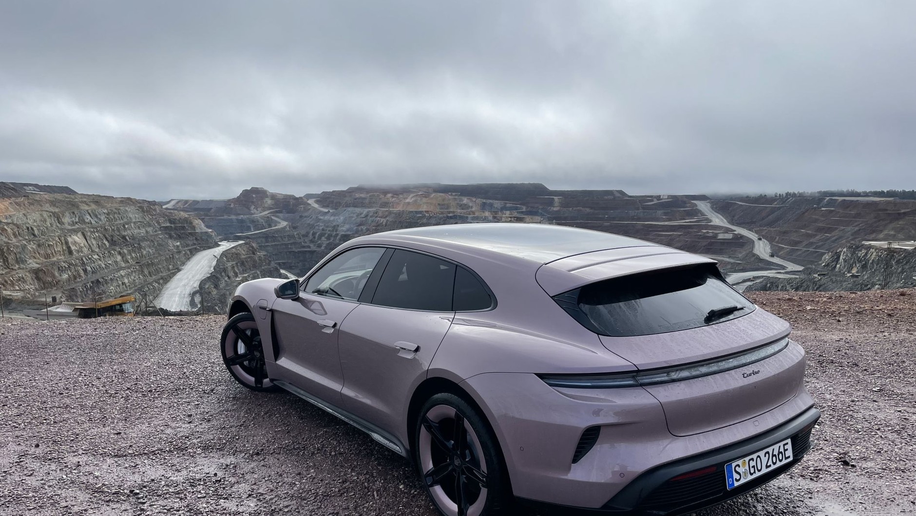 Do takiego księżycowego krajobrazu Porsche Taycan pasuje jak ulał!