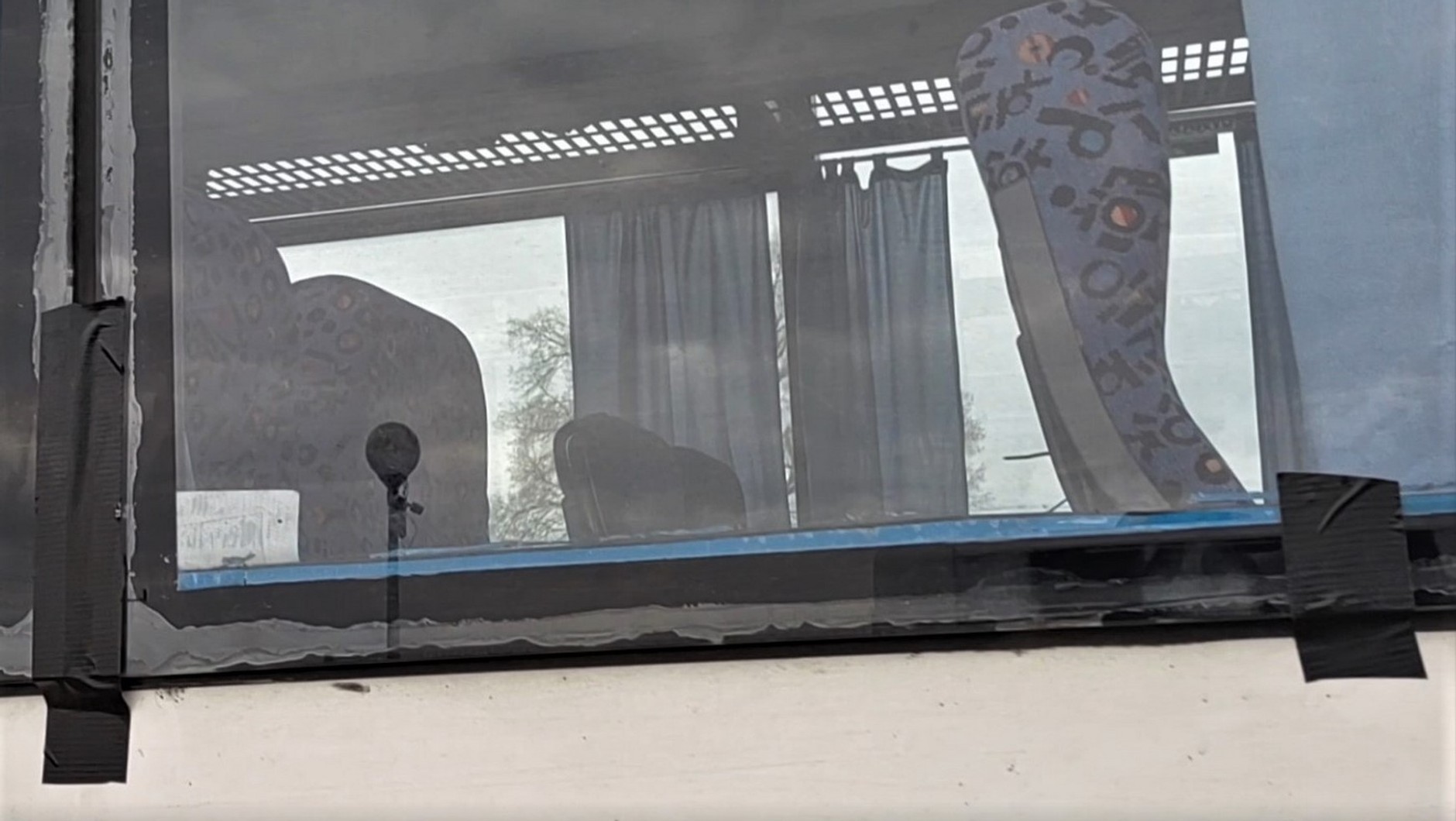 Szyby autobusu szkolnego przyklejone taśmą