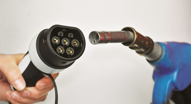Częste argumenty zwolenników i przeciwników aut elektrycznych. Obalamy mity