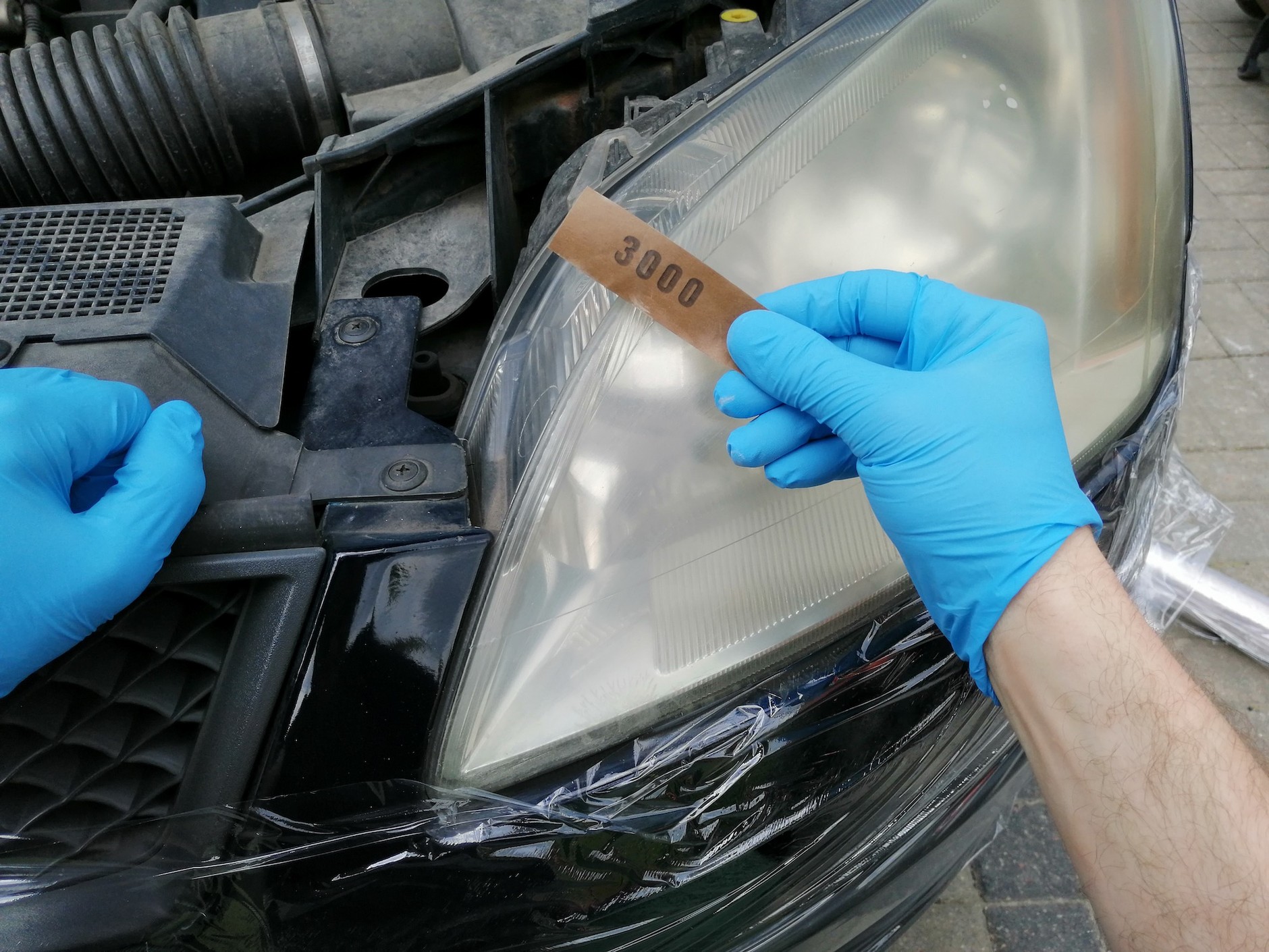 Tak zażółcony klosz przed polerowaniem wymaga przeszlifowania papierem ściernym