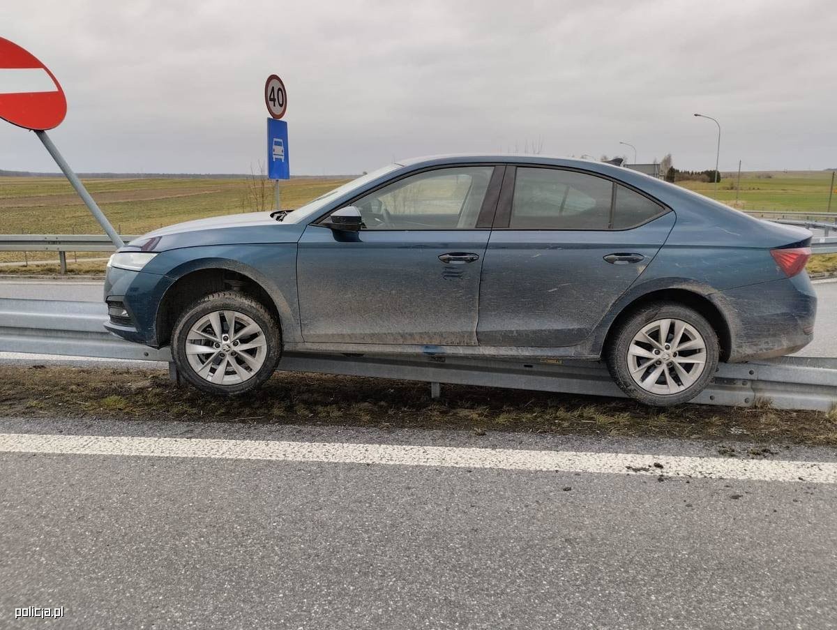 Skoda zawisła na barierce. To był dopiero początek