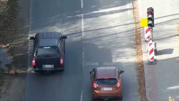 Policyjny dron nad mostem uchwycił "cwaniactwo" kierowców. Efekt? 44 mandaty