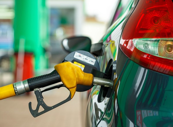 Która godzina jest najlepsza na tankowanie auta? Znamy porę i dzień tygodnia