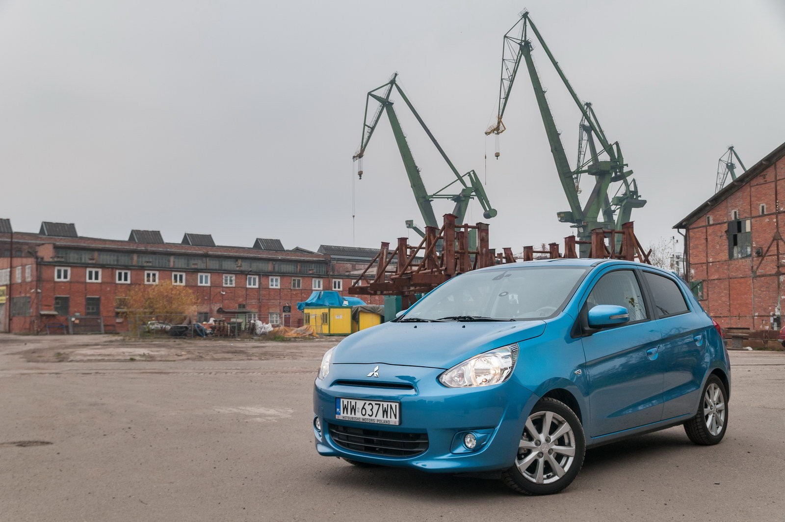 Space Star prawie nad morzem – zdjęcie na tle stoczni w Gdynii.