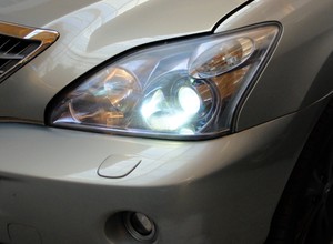 Reflektory auta słabo świecą? Oto przyczyny problemu i sposoby na ratunek