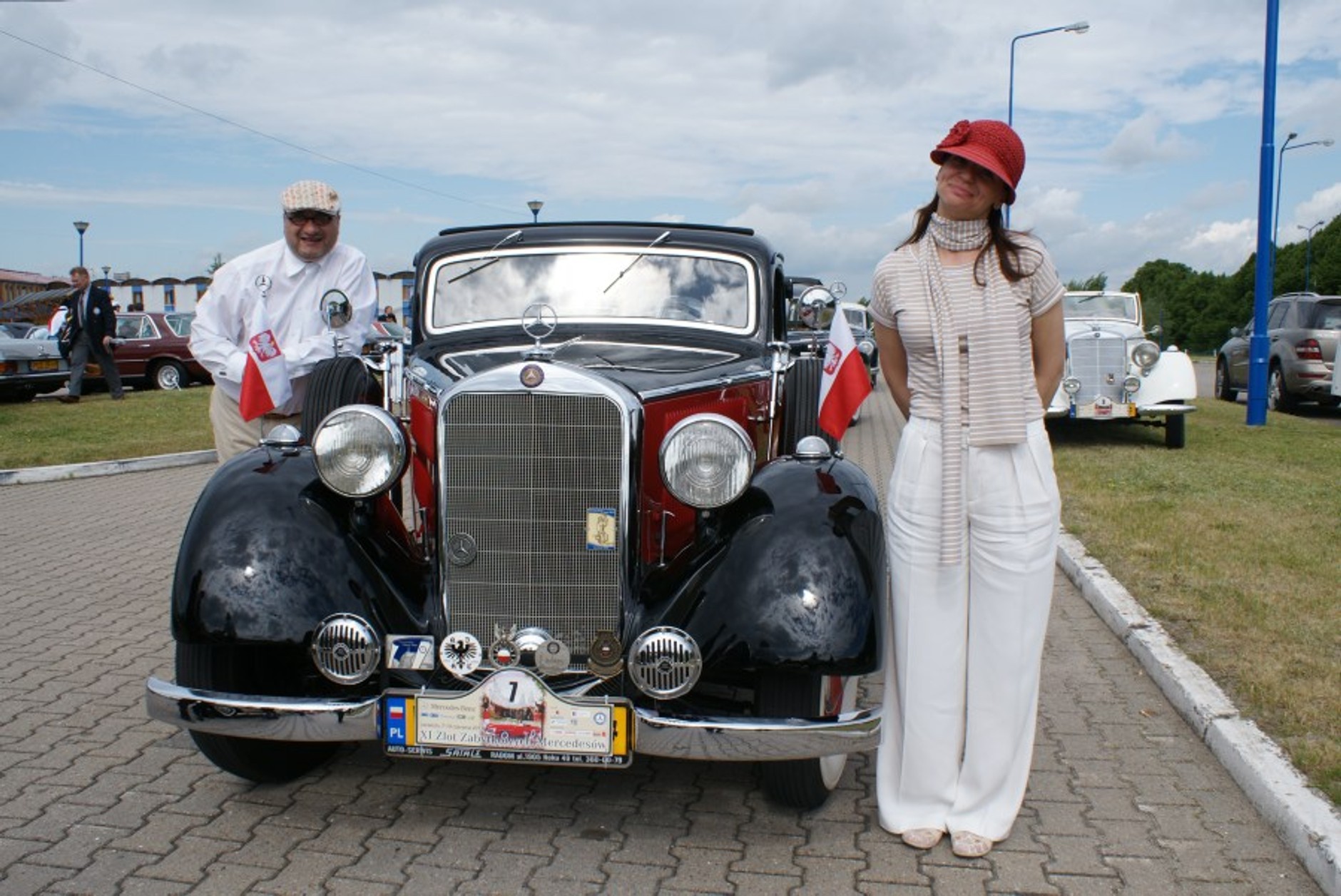 Mercedesy z żaglowcami w tle