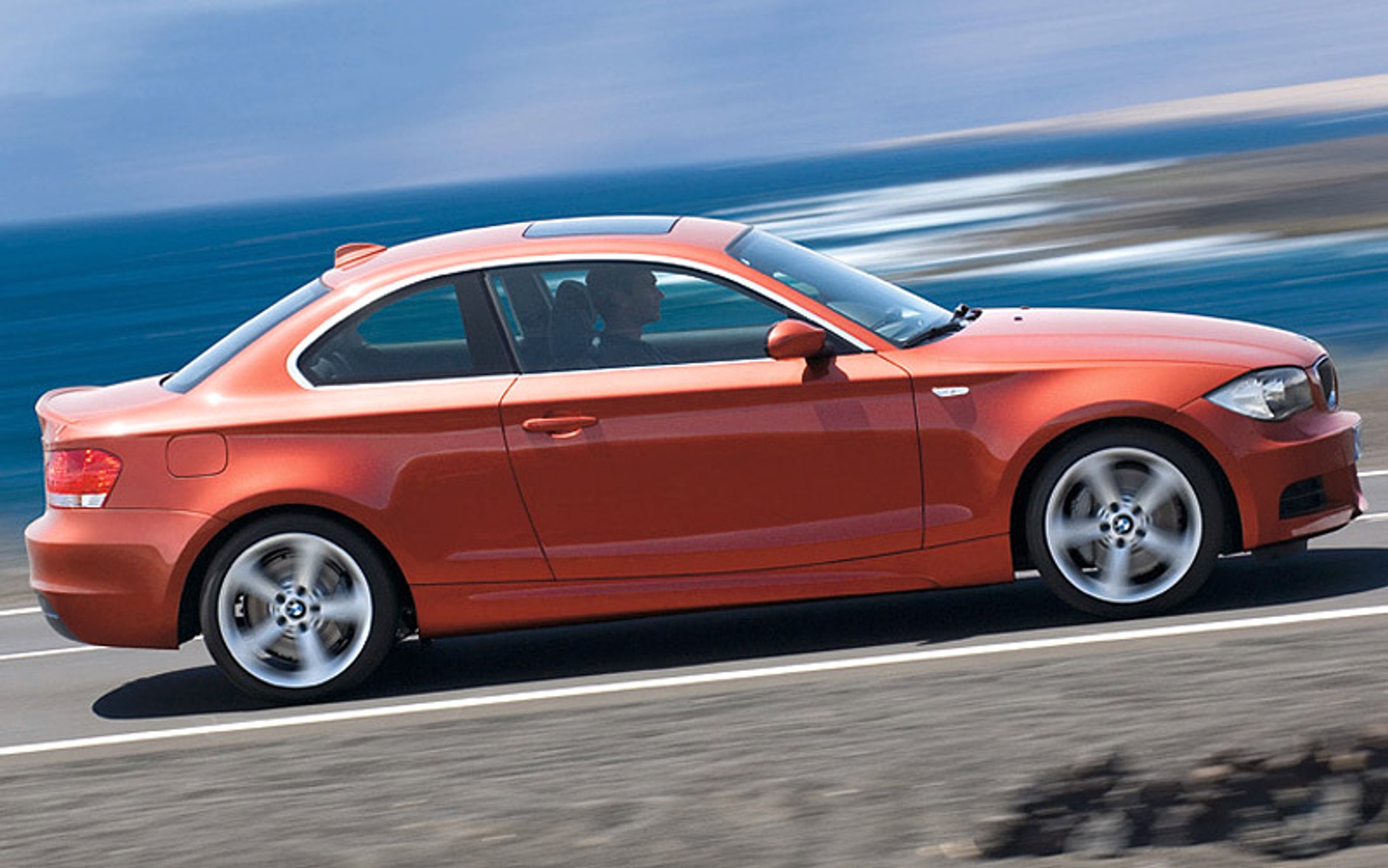 Nowe coupé BMW seria 1 - pierwsi zobaczyli Brytyjczycy (nowe fotografie)