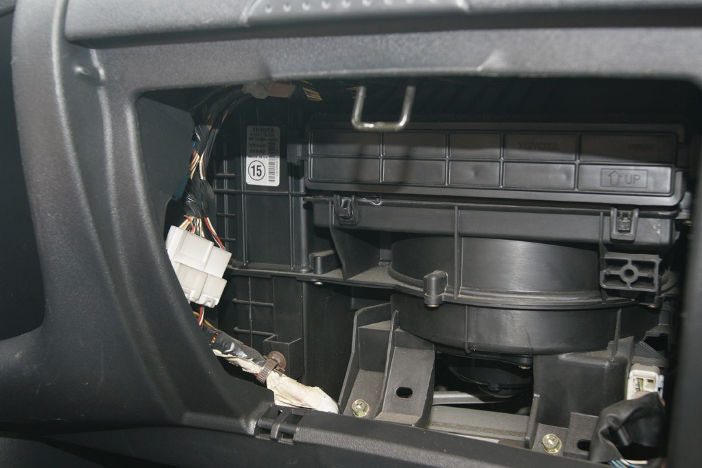 W niektórych autach dostęp do filtra kabinowego uzyskujemy od strony schowka przed pasażerem