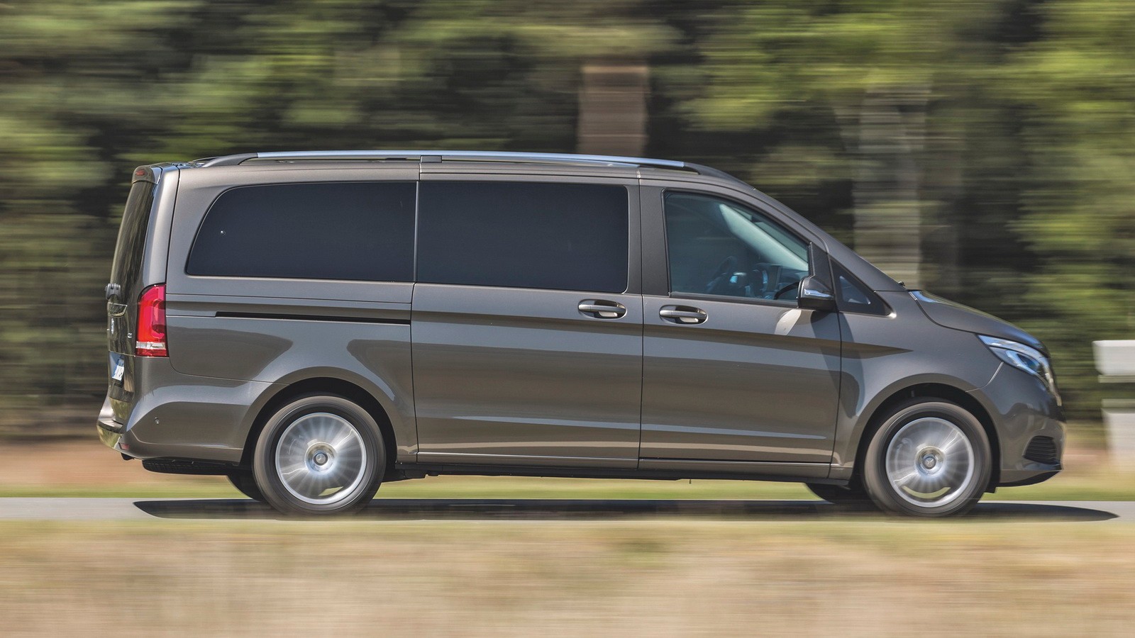 Mercedes V występuje w trzech wersjach długości: 4895 (kompakt), 5140 (długi - na fot.), 5370 mm (ekstradługi).