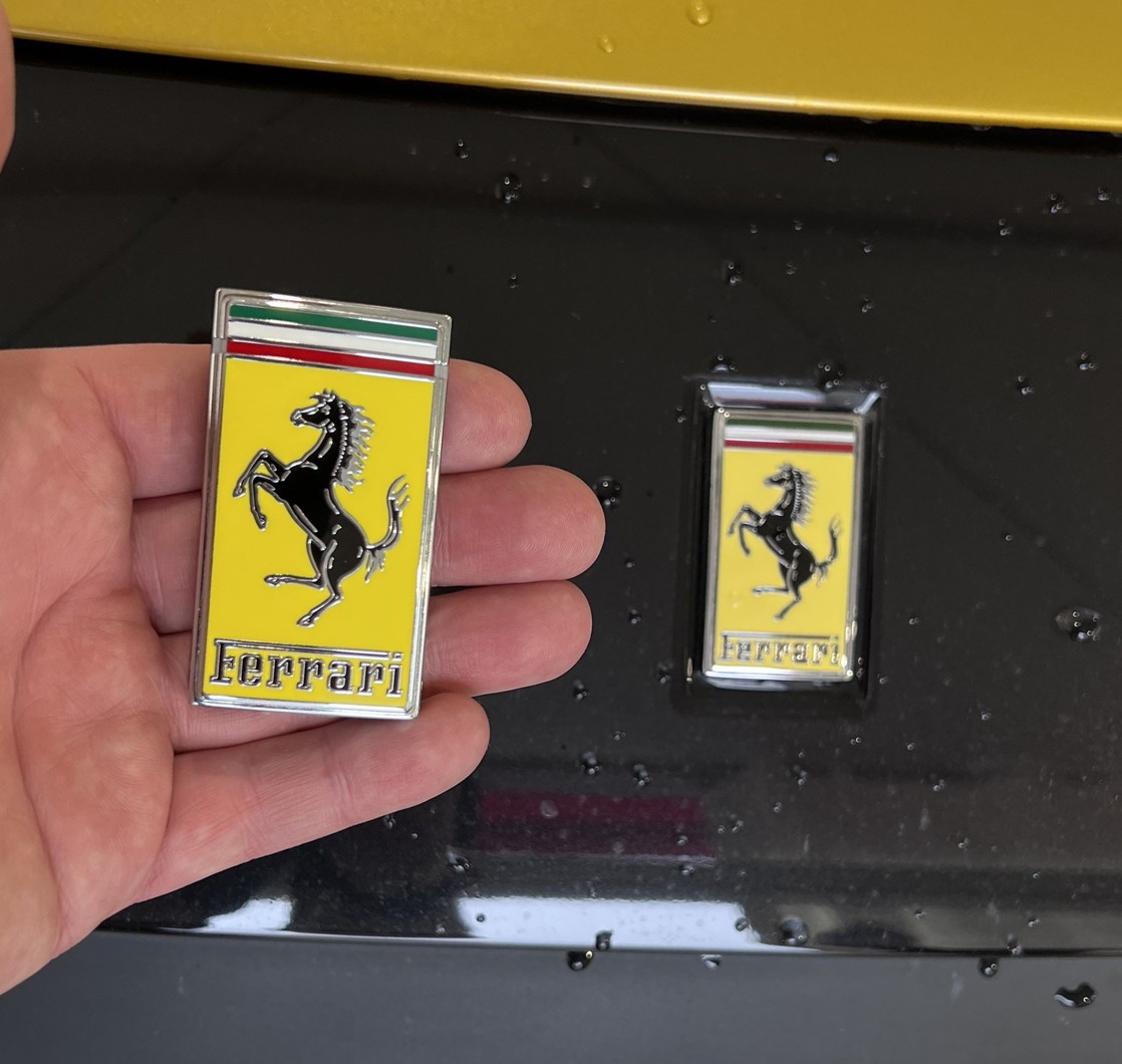 Ferrari 12Cilindri: kluczyk wygląda jak emblemat z pokrywy silnika