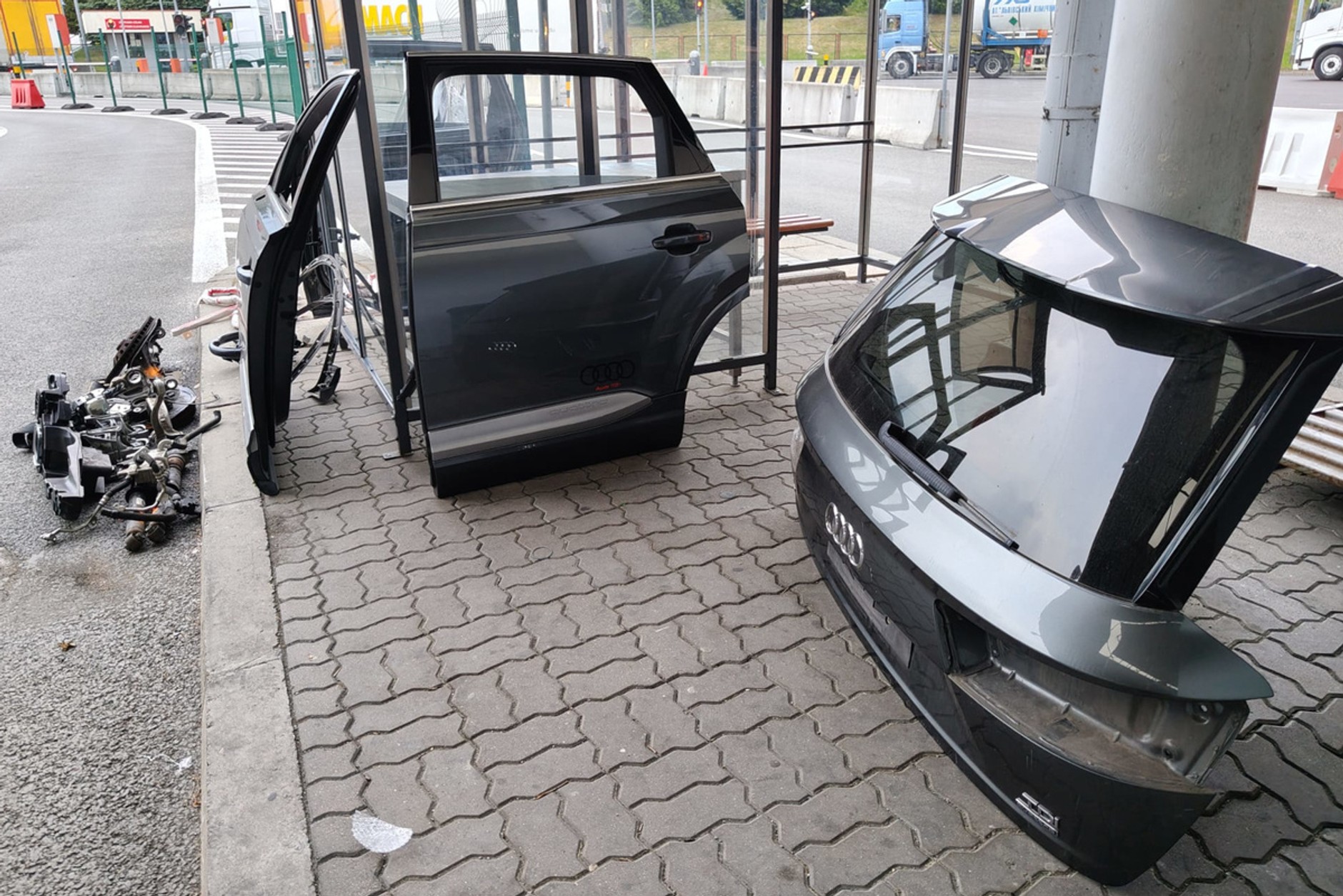 Elementy karoserii rozkręconego Audi Q7