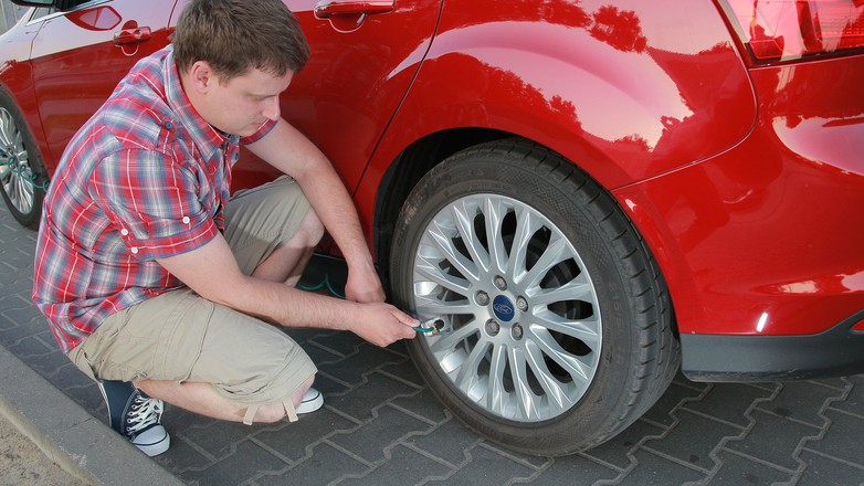 Warto sprawdzać ciśnienie w oponach.