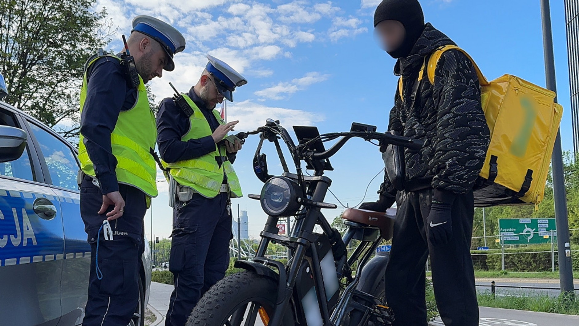 e-bike jest często używany przez dostawców. Nawet wyglądem przypomina motocykl