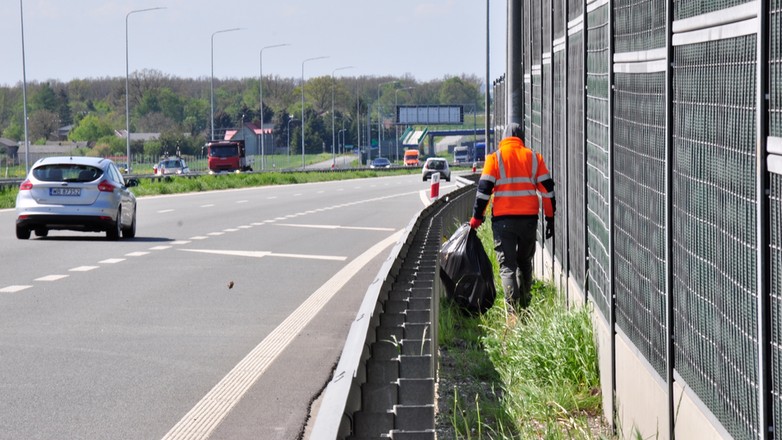 Pracownik GDDKiA zbierający śmieci wzdłuż pobocza - woj lubelskie
