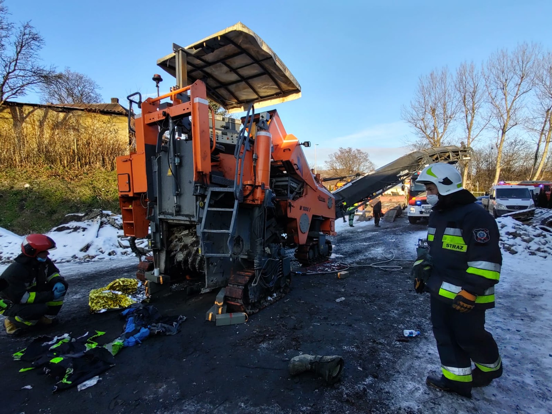 Mężczyzna wciągnięty do maszyny drogowej