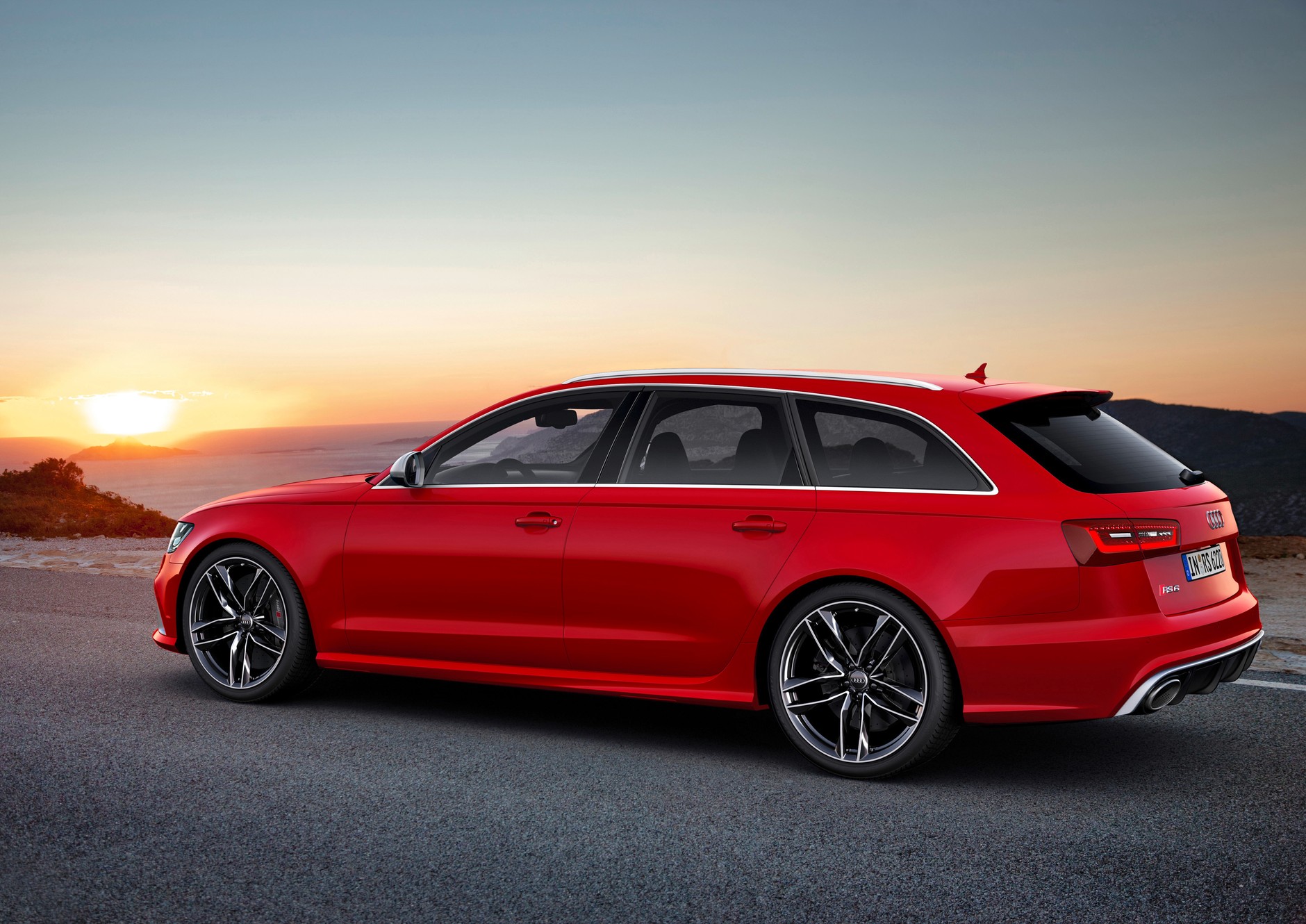 Nowe Audi RS6 Avant: z rodziną na tor