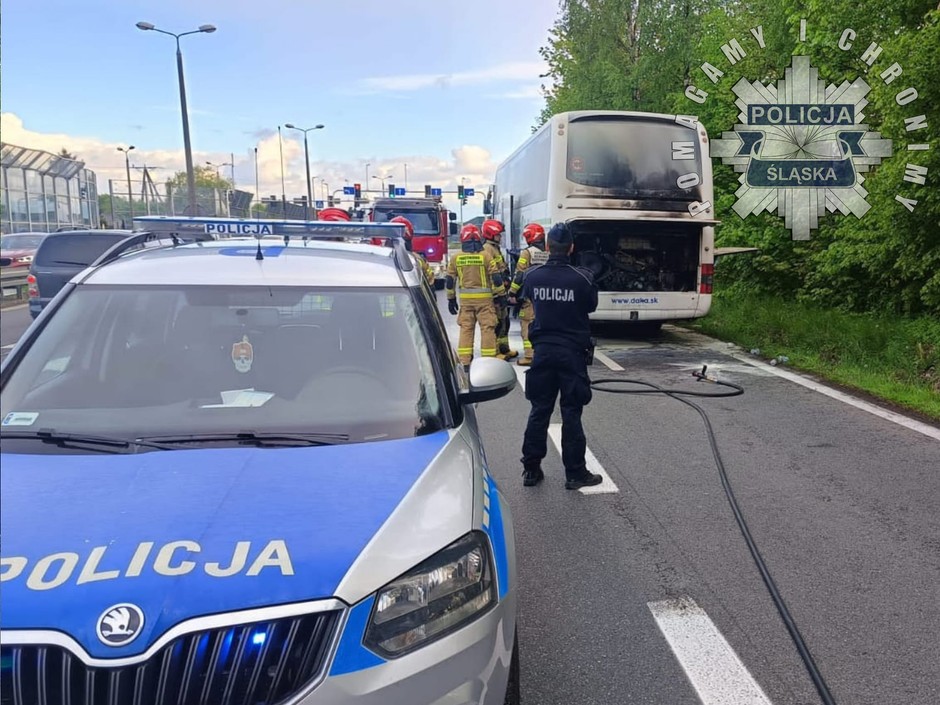 Pożar autokaru na DK1:  ogień pojawił się w komorze silnika pojazdu