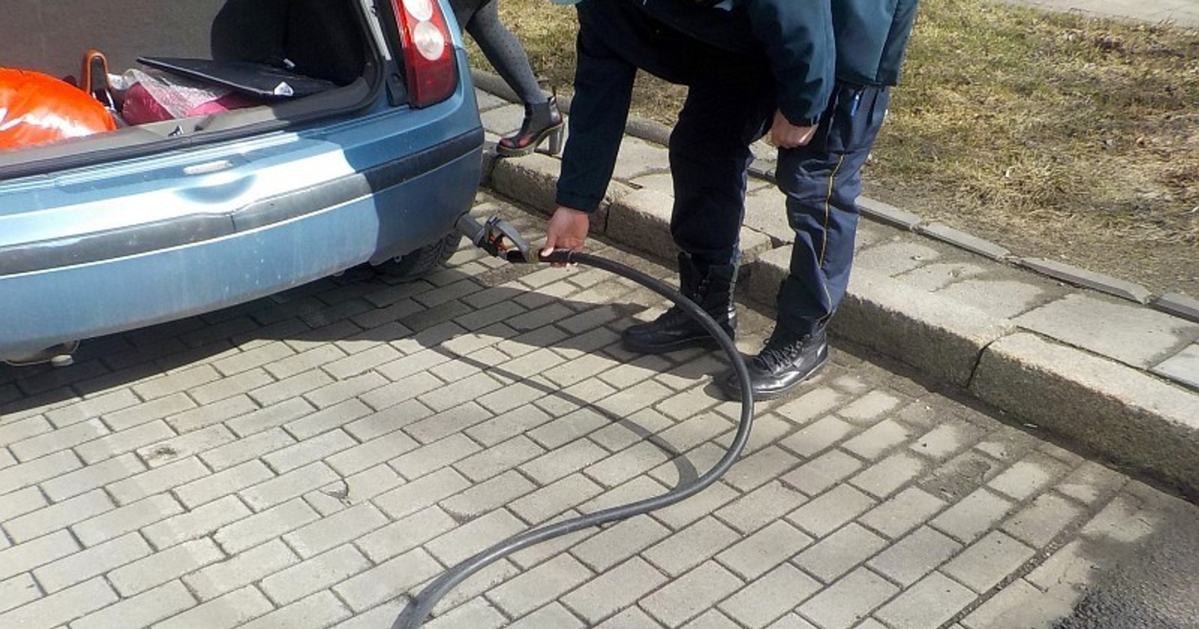 Wyrwany wąż do tankowania gazu