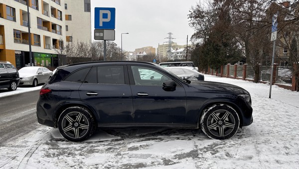 Zaparkowany samochód na zaśnieżonym trawniku