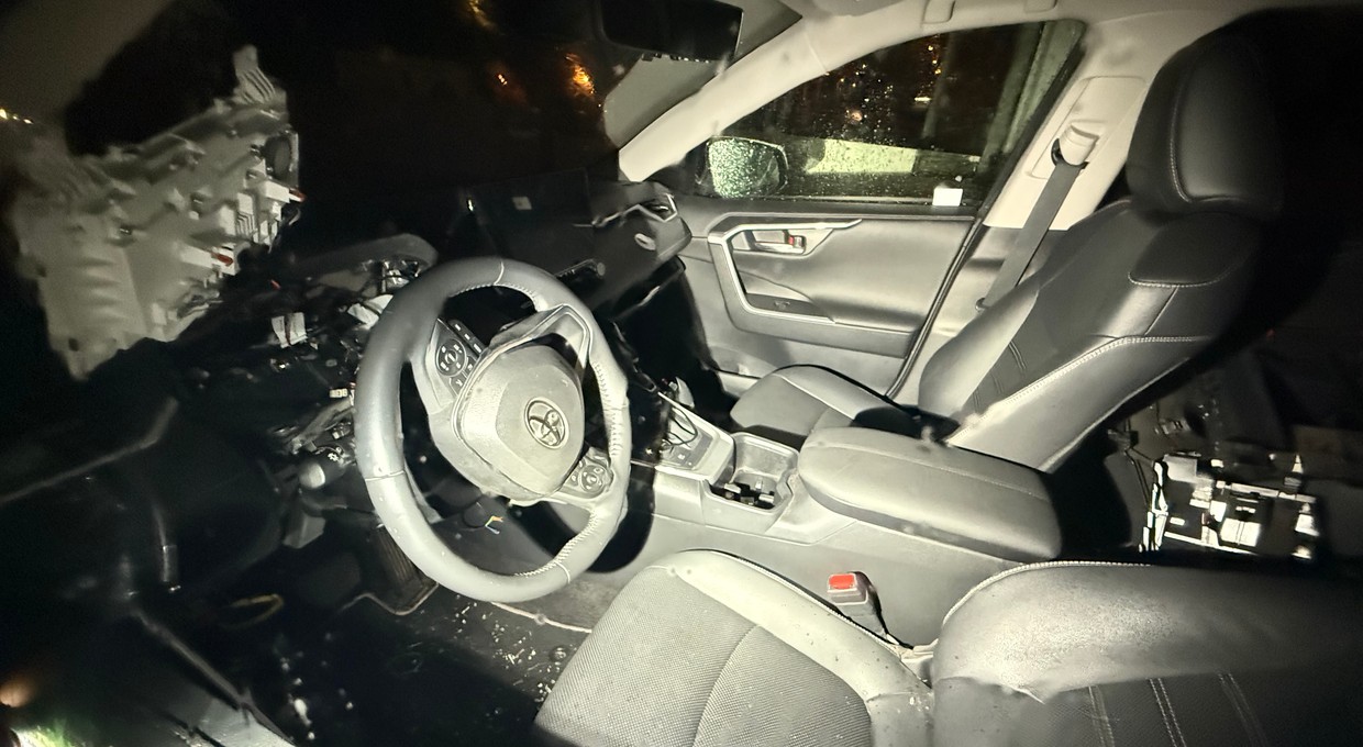 Złodziej chciał ukraść Toyotę mojego kolegi. Nie dał rady, ale zostawił pamiątkę. Opowiem wam, co na to policja