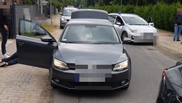 Policjanci zatrzymali na gorącym uczynku trzech obywateli Gruzji. Kradli metodą "na kolec"