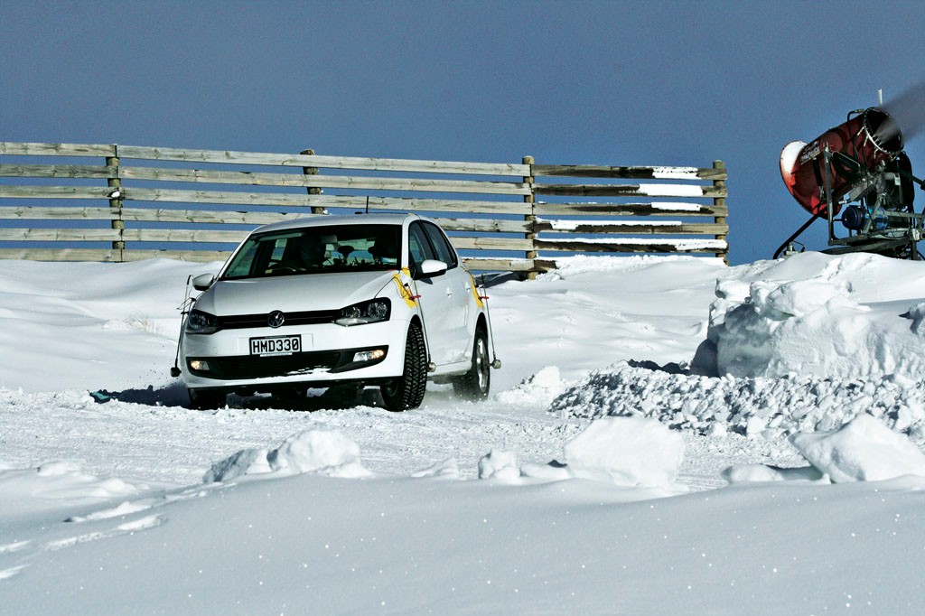 Opony zimowe klasy budżetowej z reguły świetnie radzą sobie na śniegu, ale za to fatalnie na mokrych nawierzchniach. Jeśli stać cię co najwyżej na tanie gumy letnie i tanie zimówki, zrobisz rozsądniej, jeśli kupisz komplet dobrych opon całorocznych – zaoszczędzisz na sezonowych wymianach, a efekt będzie podobny.