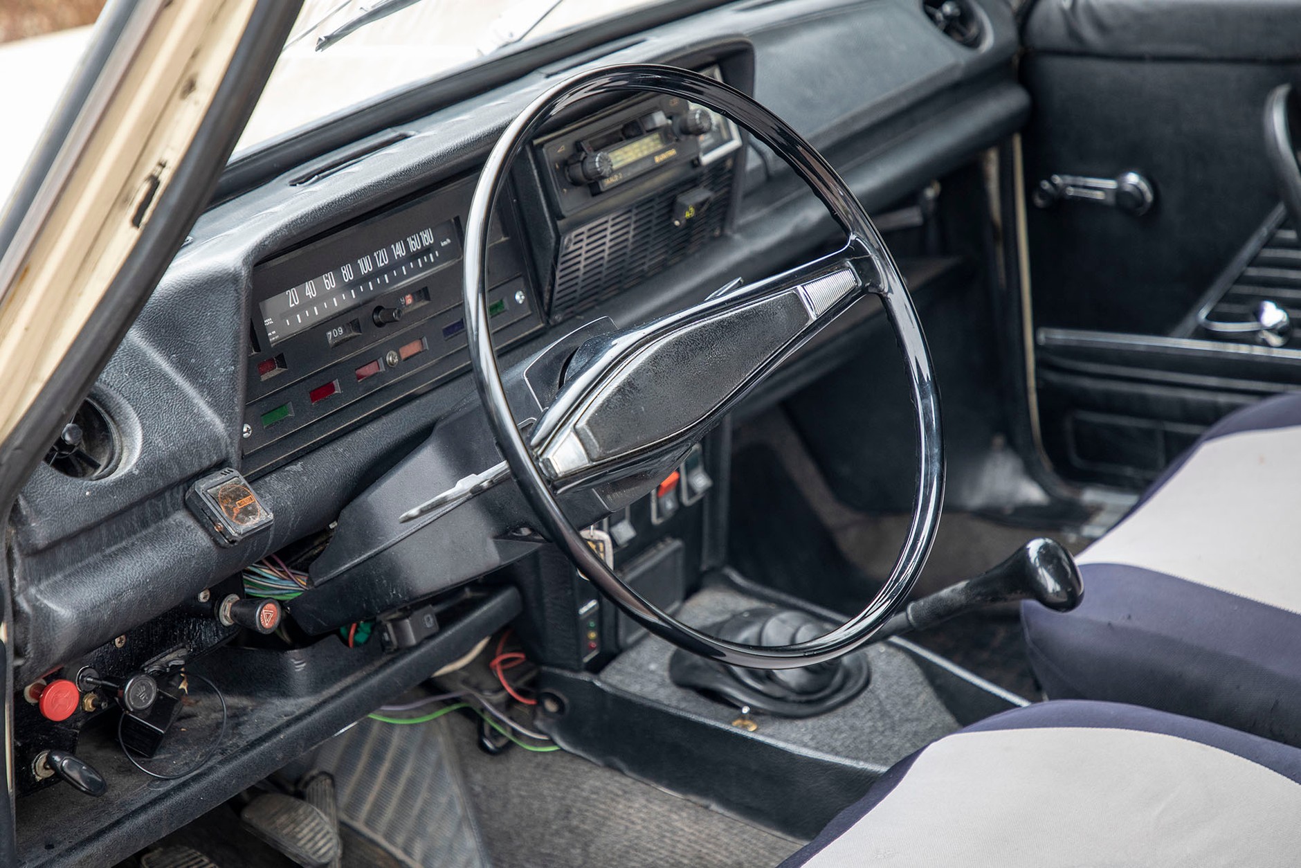 Nie, to nie jest wnętrze Audi R8, ale zdjęcie nie trafiło tu przez przypadek. Ta deska rozdzielcza to jedna z pierwszych kreacji designera, który stworzył Audi R8. To się nazywa rozwój!