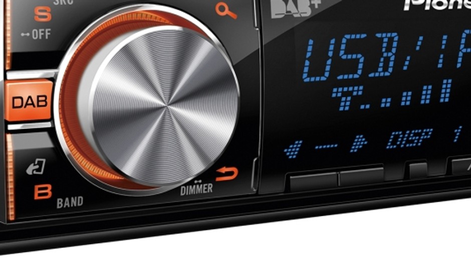 Pioneer DEH-X6600DAB może pracować po podłączeniu do standardowej anteny samochodu.