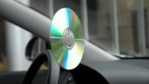 Płyta CD na lusterku. Dlaczego kierowcy już jej nie wieszają?