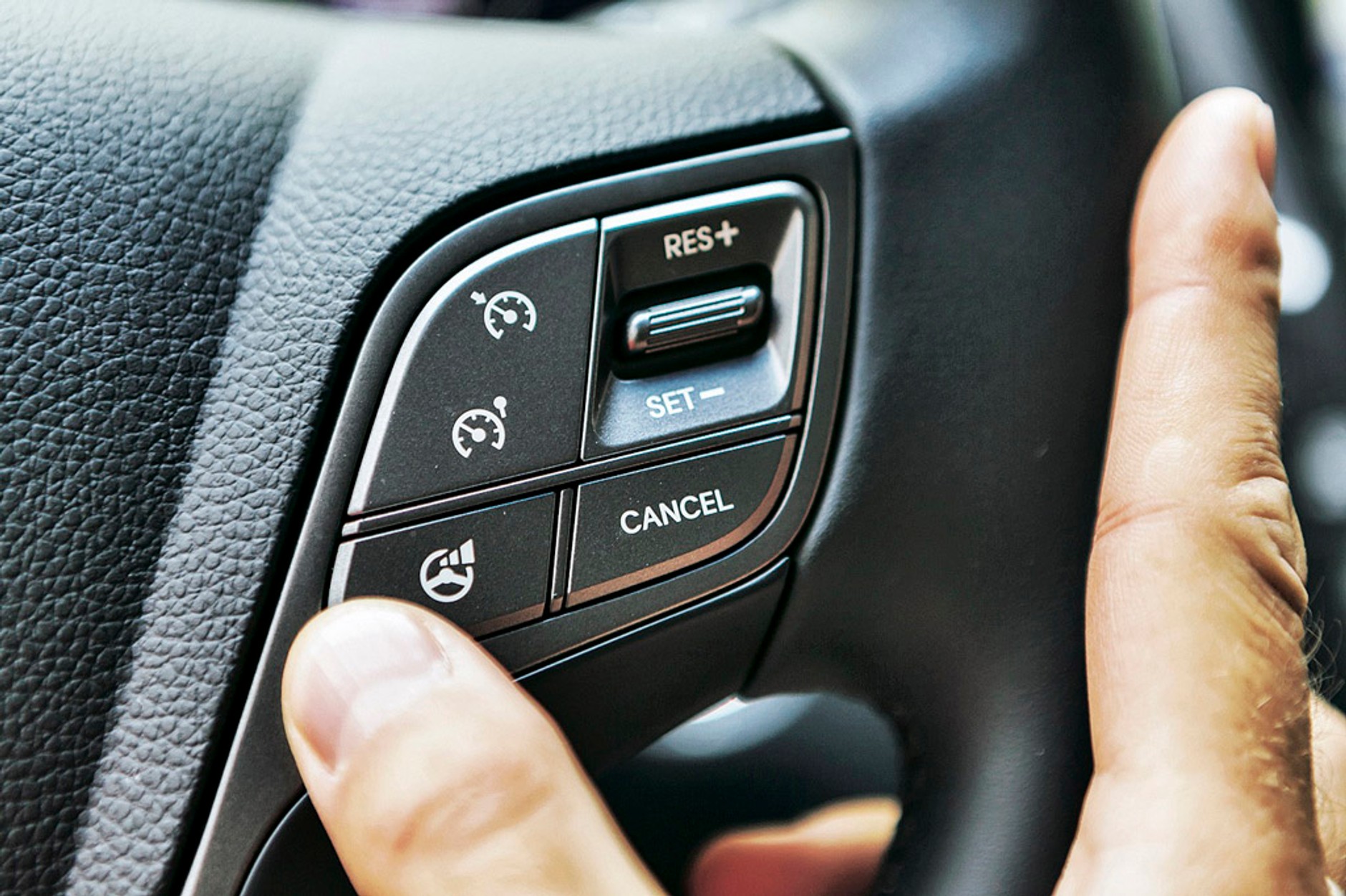 Nowy Hyundai Santa Fe kontra  BMW X3: kierunek luksus