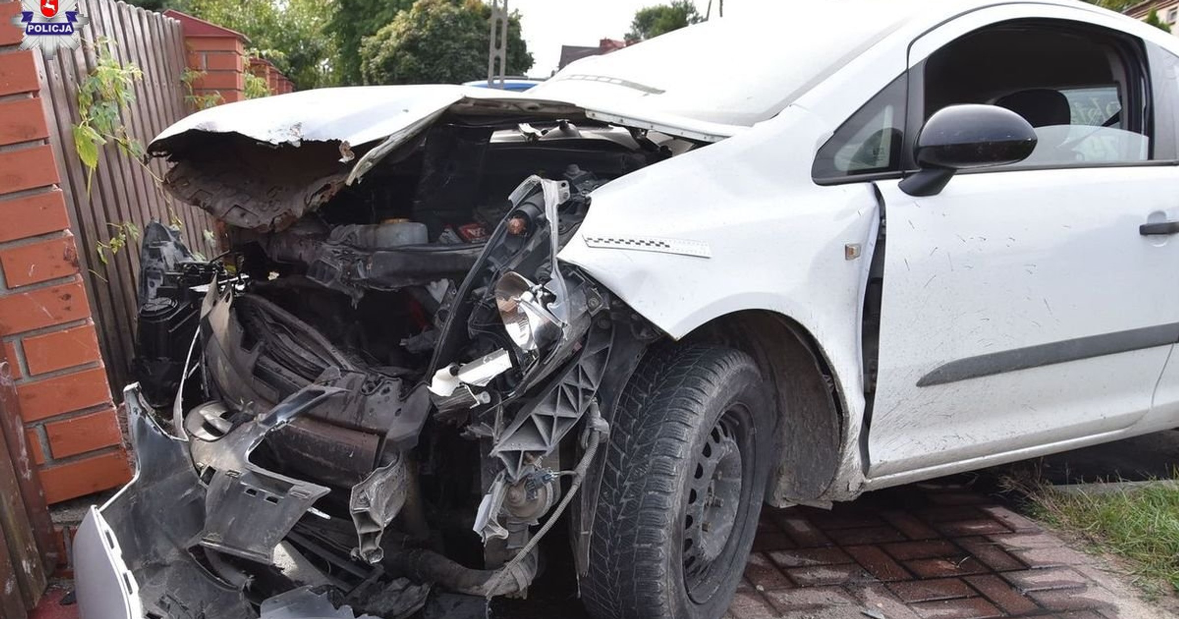 Kierowca Opla, chcąc uniknąć potrącenia rowerzystki, uderzył w ogrodzenie