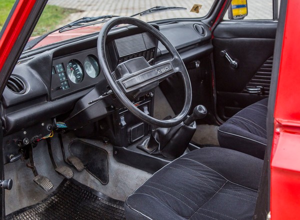 Prosty quiz o autach PRL. 10 pytań. Nie chwal się wynikiem, jeśli masz poniżej 8/10 [QUIZ]