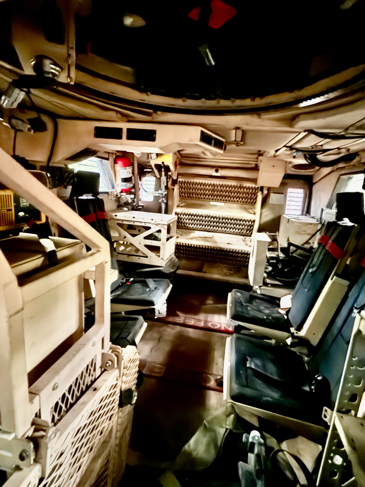 MRAP-y to pojazdy, które teoretycznie są dobrze zabezpieczone przed atakami bronią strzelecką czy wybuchami min. Nawet jednak one bywają bez szans w starciu z dziesiątkami dronów, atakującymi jeden po drugim. 