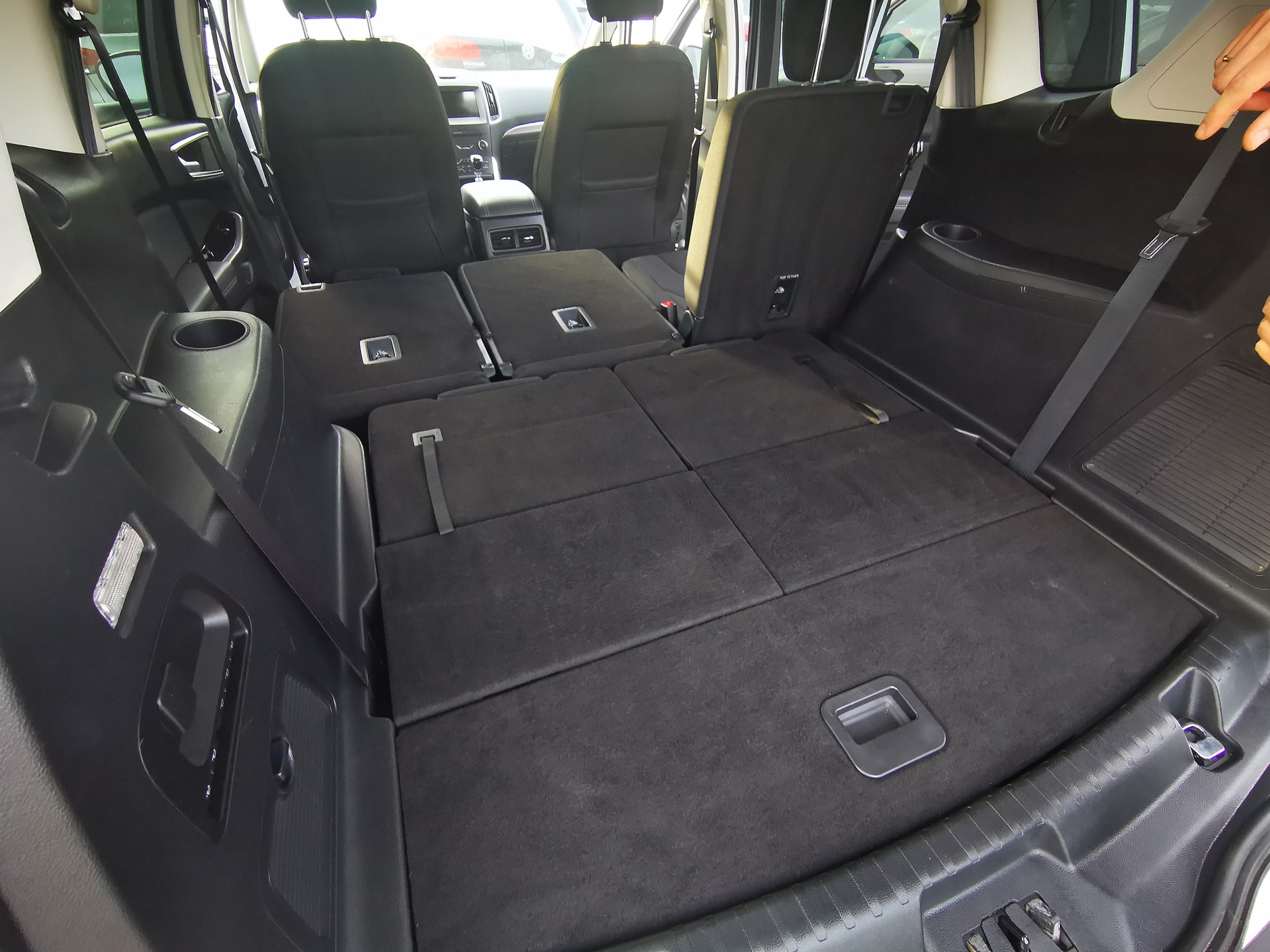 Ford S-Max z 2019 roku z przebiegiem 56 tys. km miał być idealny – w kilka sekund można położyć fotele