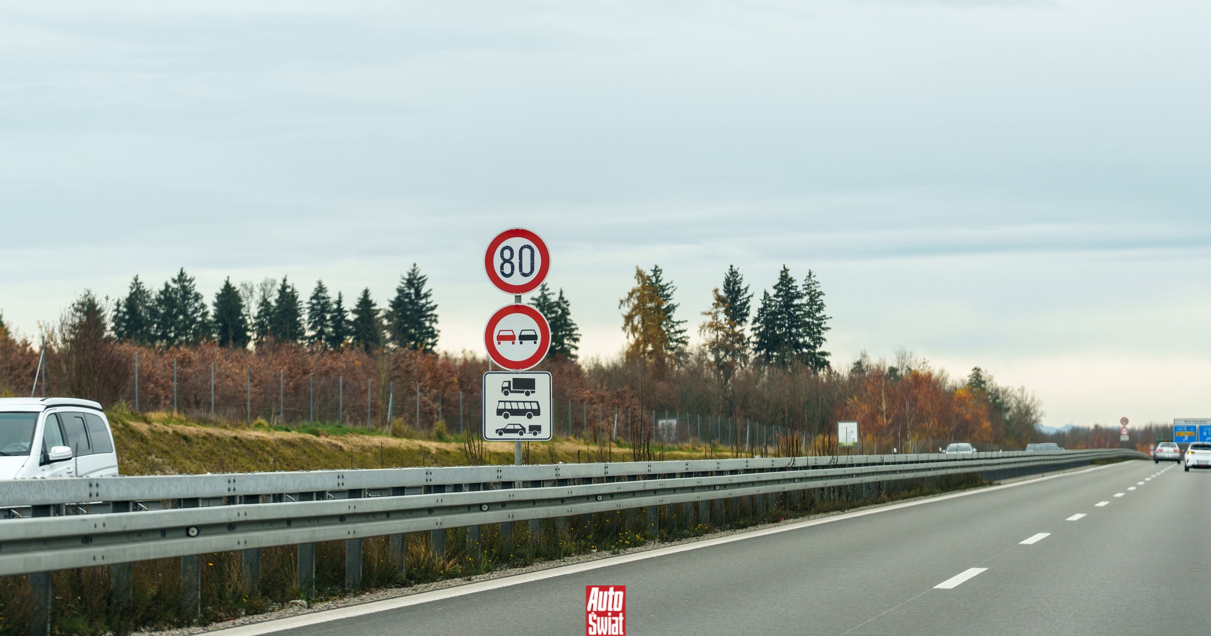 Trzy znaki mylą kierowców. Ich niefortunne ułożenie sprzyja łapaniu mandatów