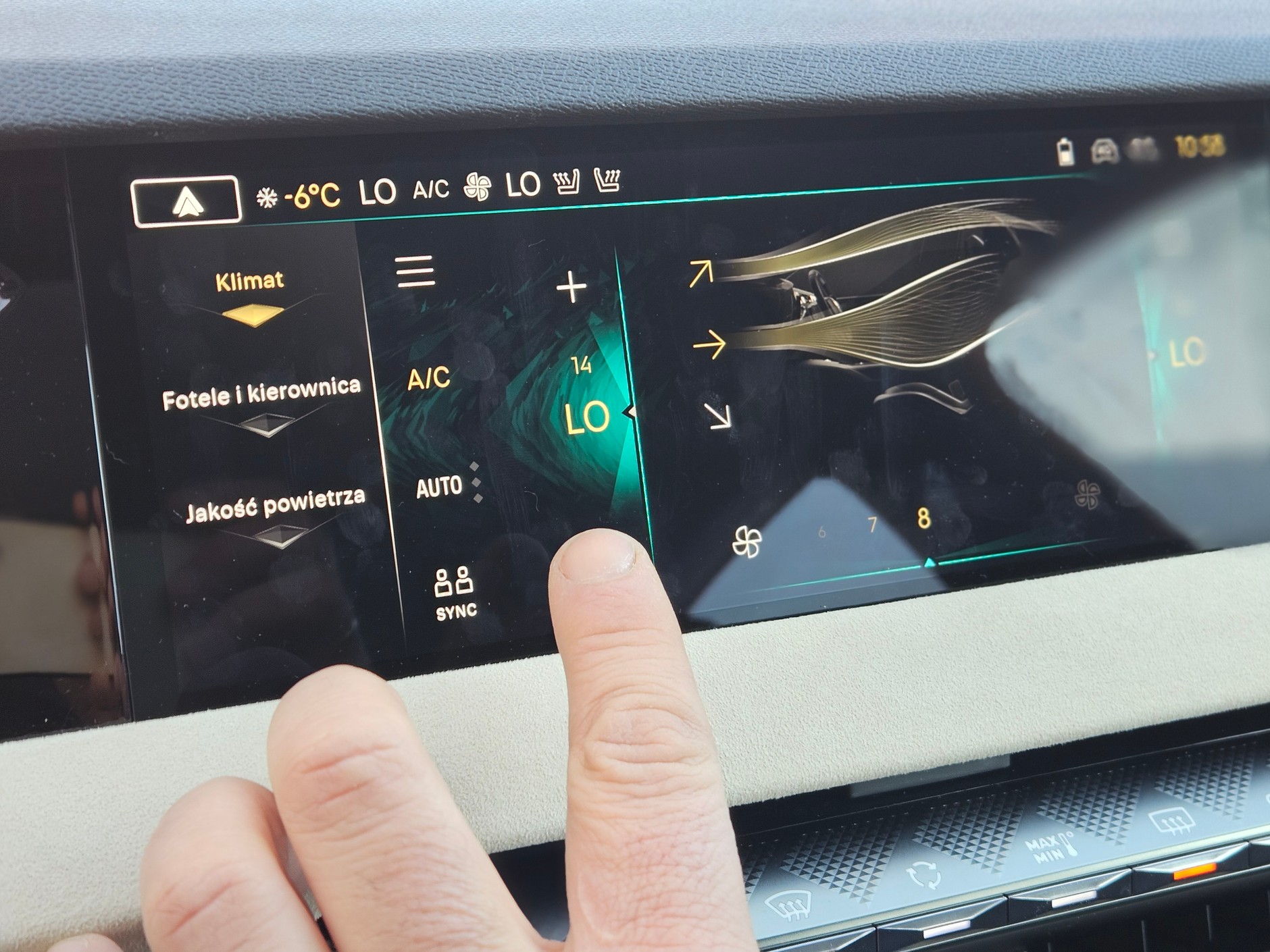 Wychłodzenie szyb przed wyjściem z auta zapobiega skuciu ich lodem, na szkle powinien osadzić się tylko miękki szron.