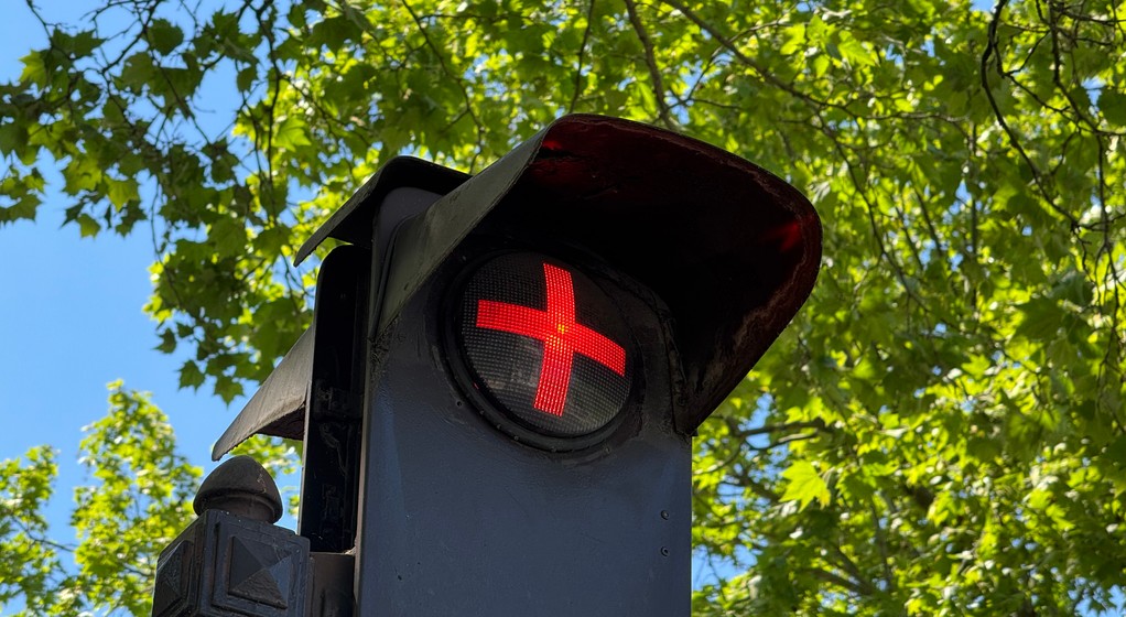 Sygnalizacja świetlna ze świecącym plusem we Francji
