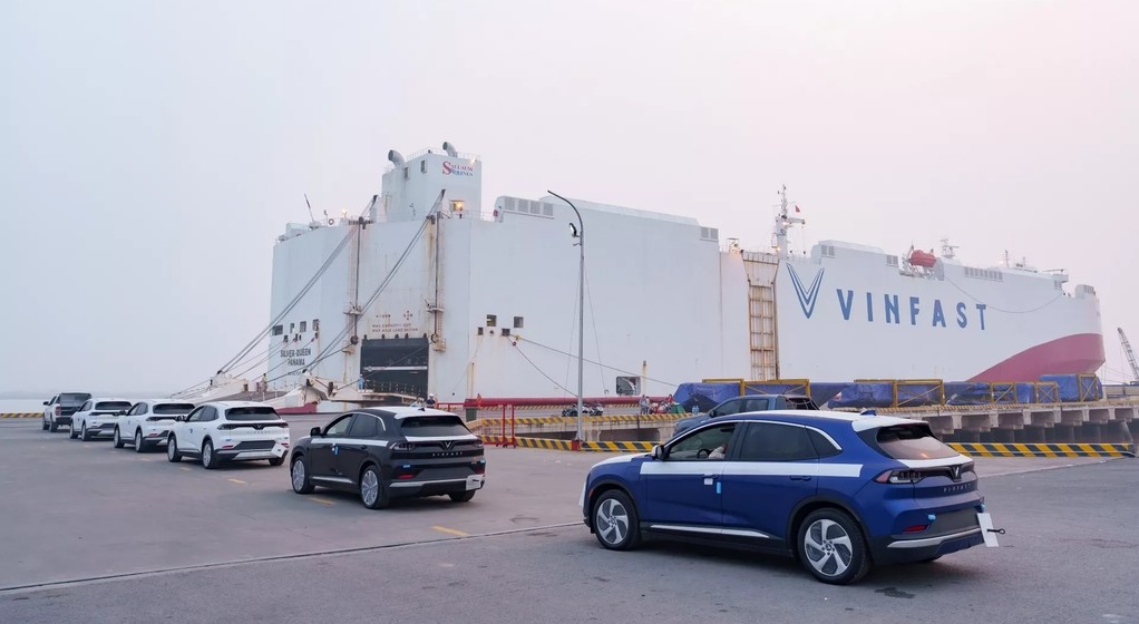 Transport nowych samochodów VinFast promem