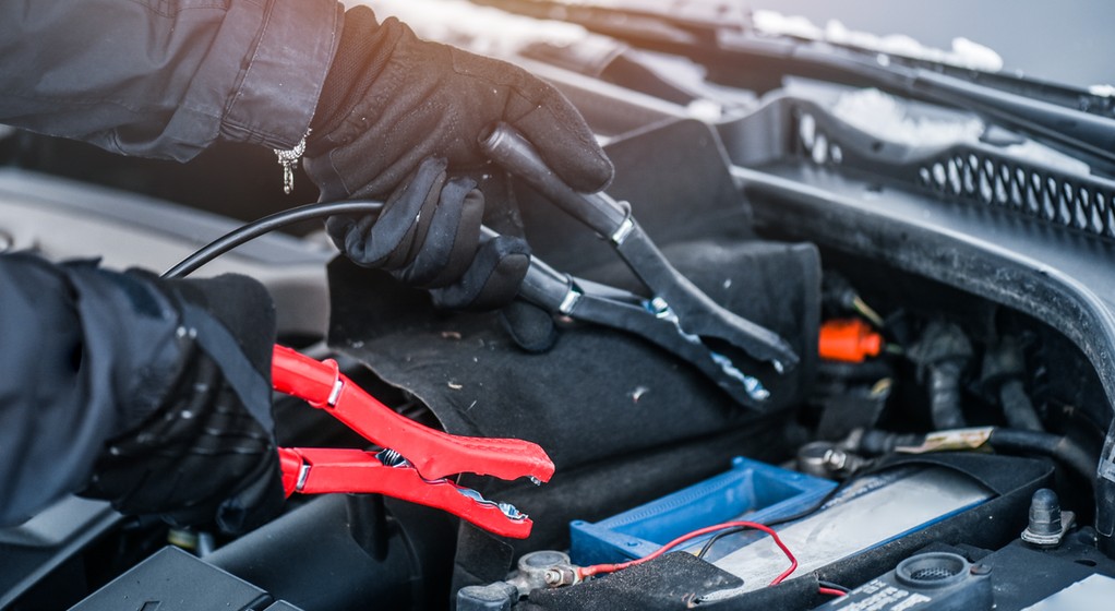 Za pomocą prostownika można naładować rozładowany akumulator