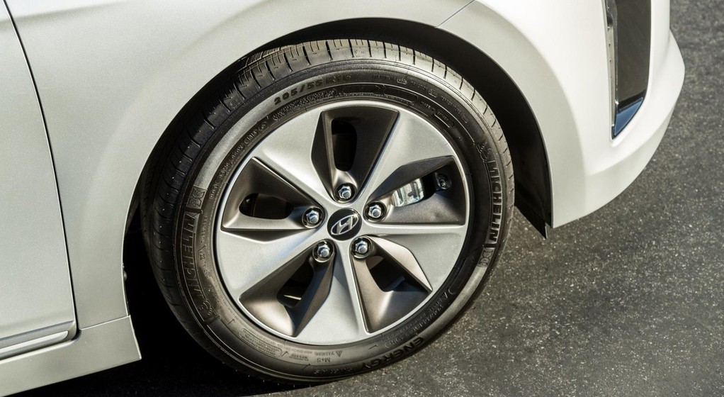 Kiedy kupić nowe opony do samochodu?