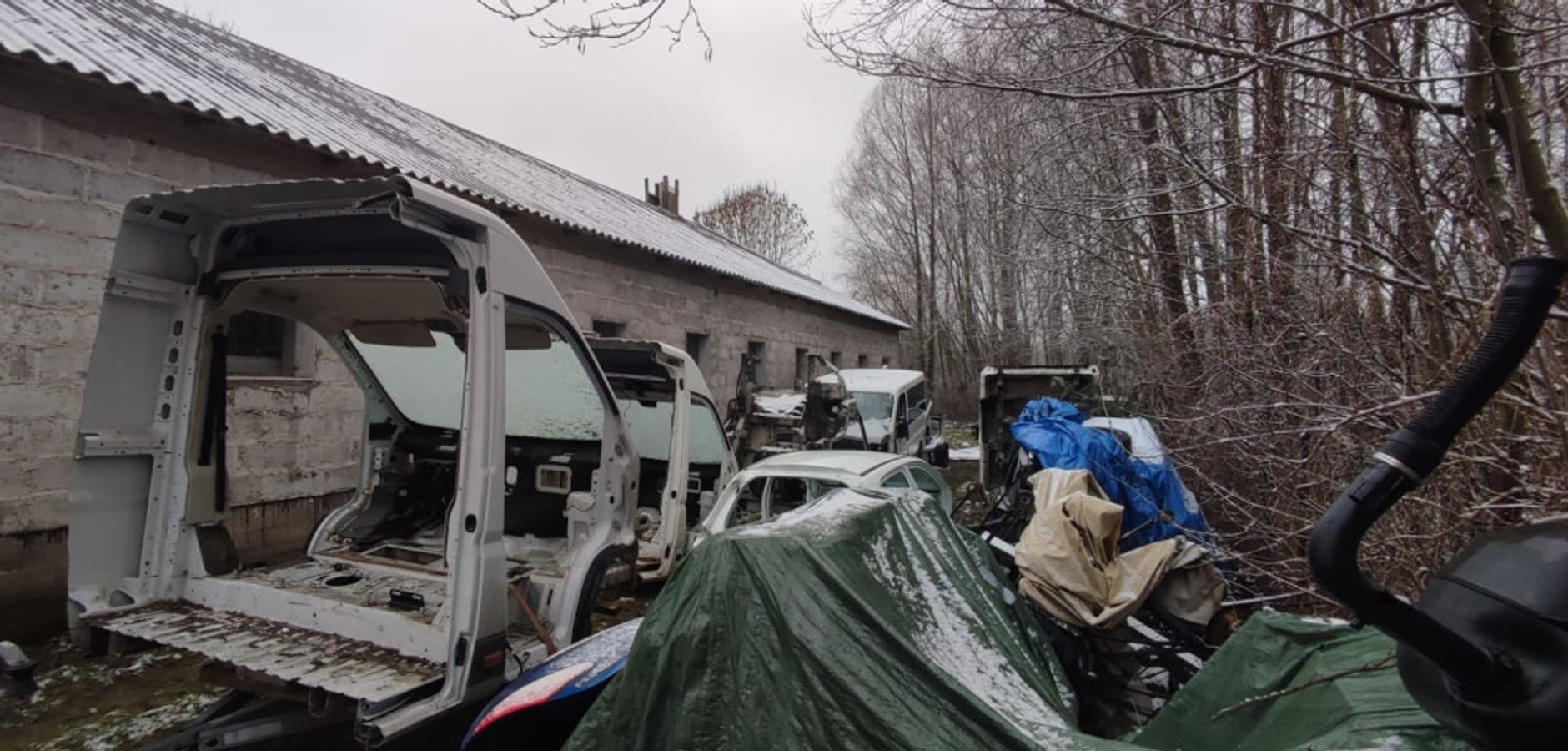 Odnaleziona dziupla z samochodami dostawczymi