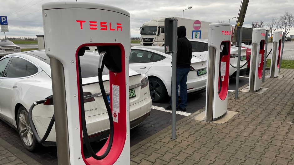 Ładujące się Tesle na Superchargerze