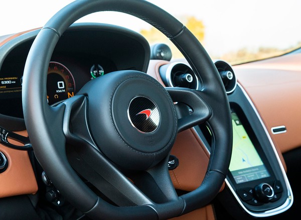 Różowy McLaren po zderzeniu z Golfem nadaje się na złom