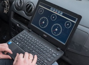 Wpiąłem kostkę OBD za 150 zł do gniazda w aucie. Co udało mi się odczytać?