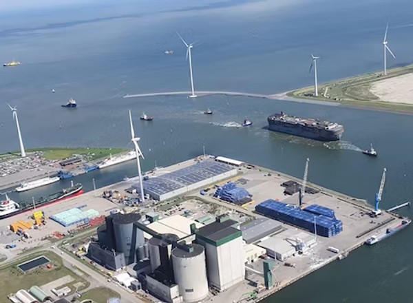 Sukces ratowników: spalony samochodowiec Fremantle Highway dopłynął do portu w Eemshaven