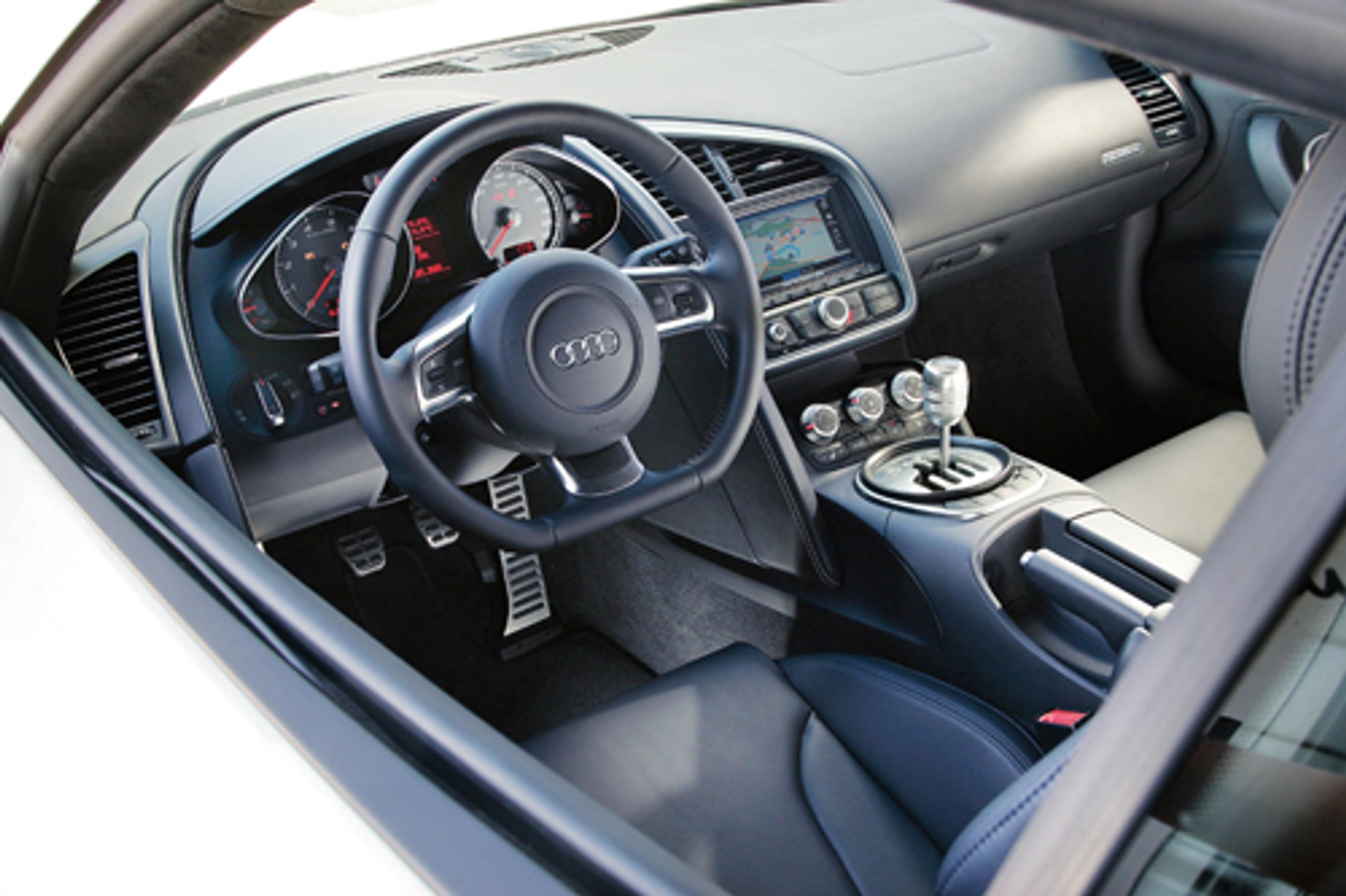 Audi R8 i Porsche 911 Carrera - Legenda czy młody gniewny?