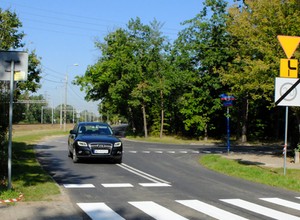 Jak używać kierunkowskazów na skrzyżowaniach z pierwszeństwem łamanym?
