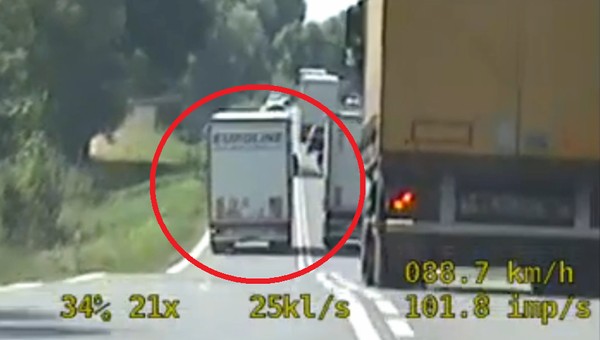 Pokaz bezmyślności na krajowej ósemce. Szalonego tirowca nagrali policjanci [WIDEO]